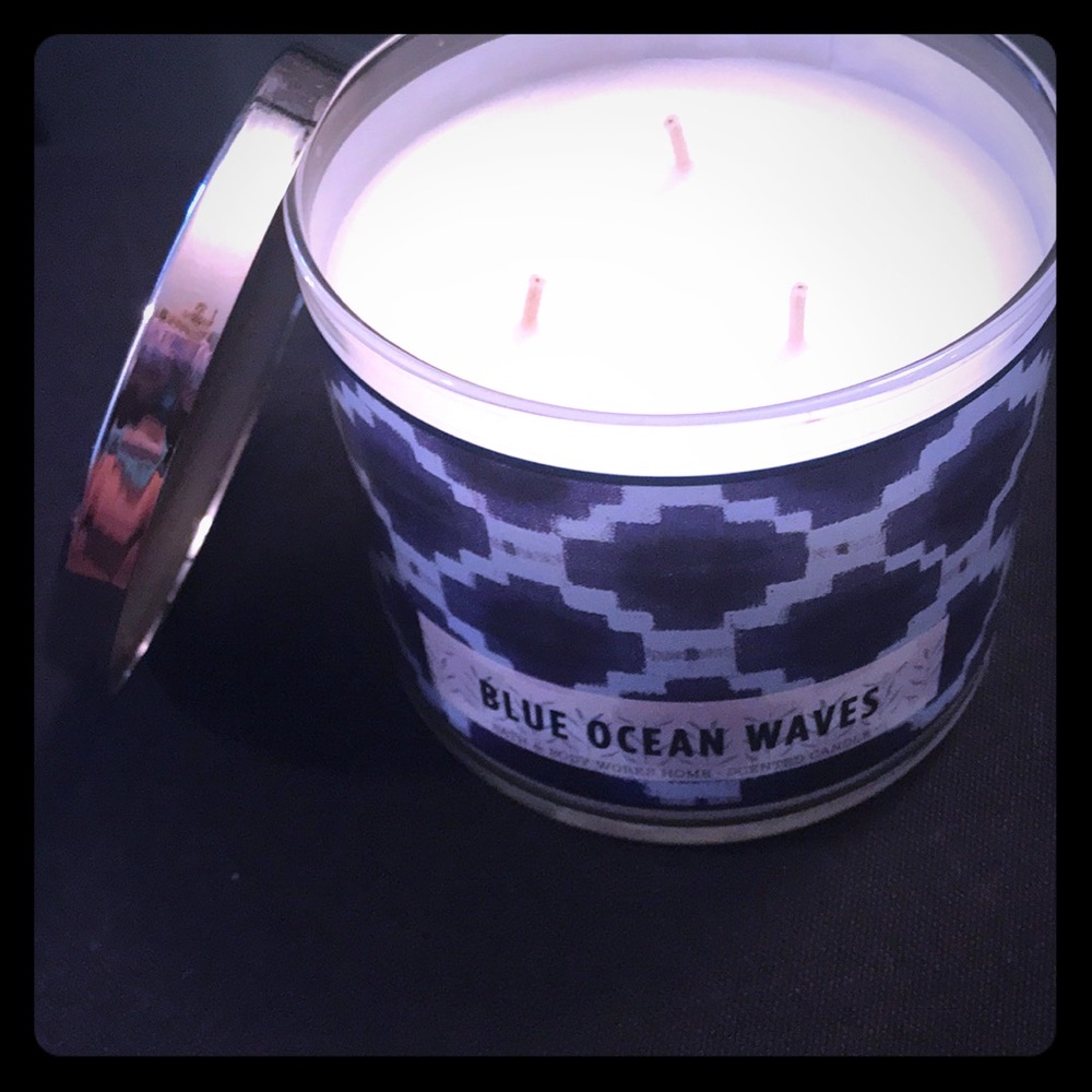Ocean blue waves candle
